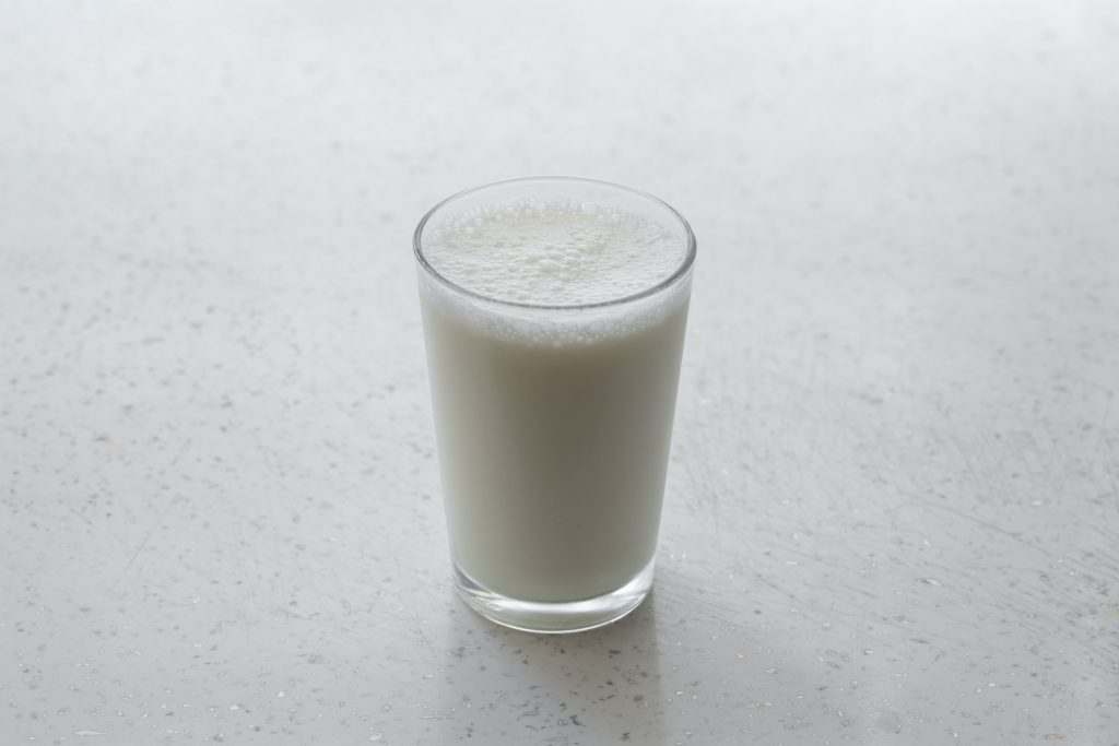 Copo de leite que, assim como alguns sucos, chás e vitamina de frutas, é parte dos alimentos permitidos na Dieta para perder até 5kg em 2 semanas.