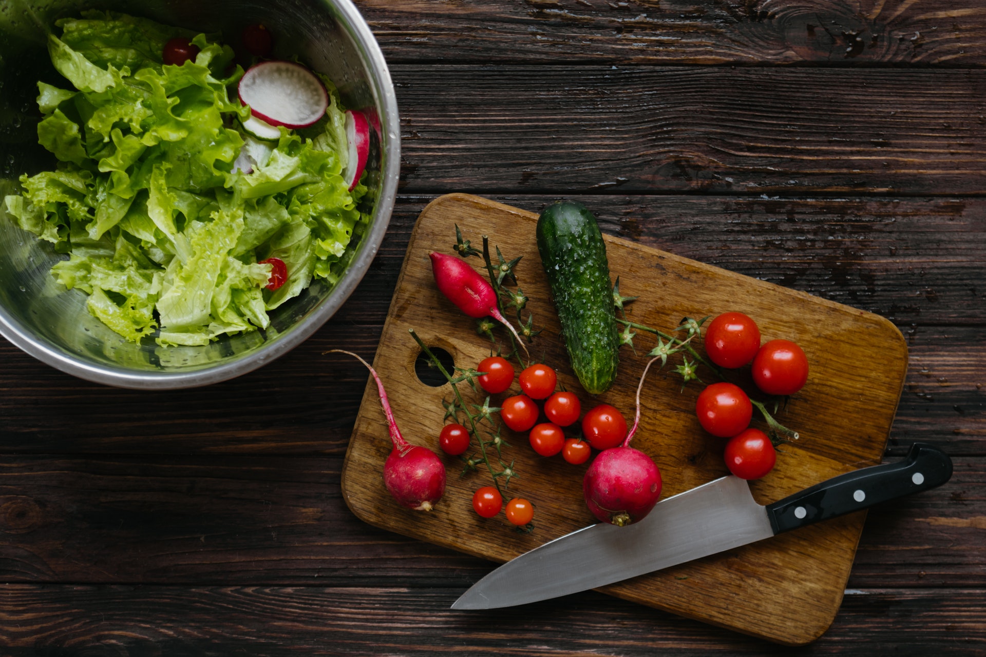 Tábua com legumes e verduras e faca