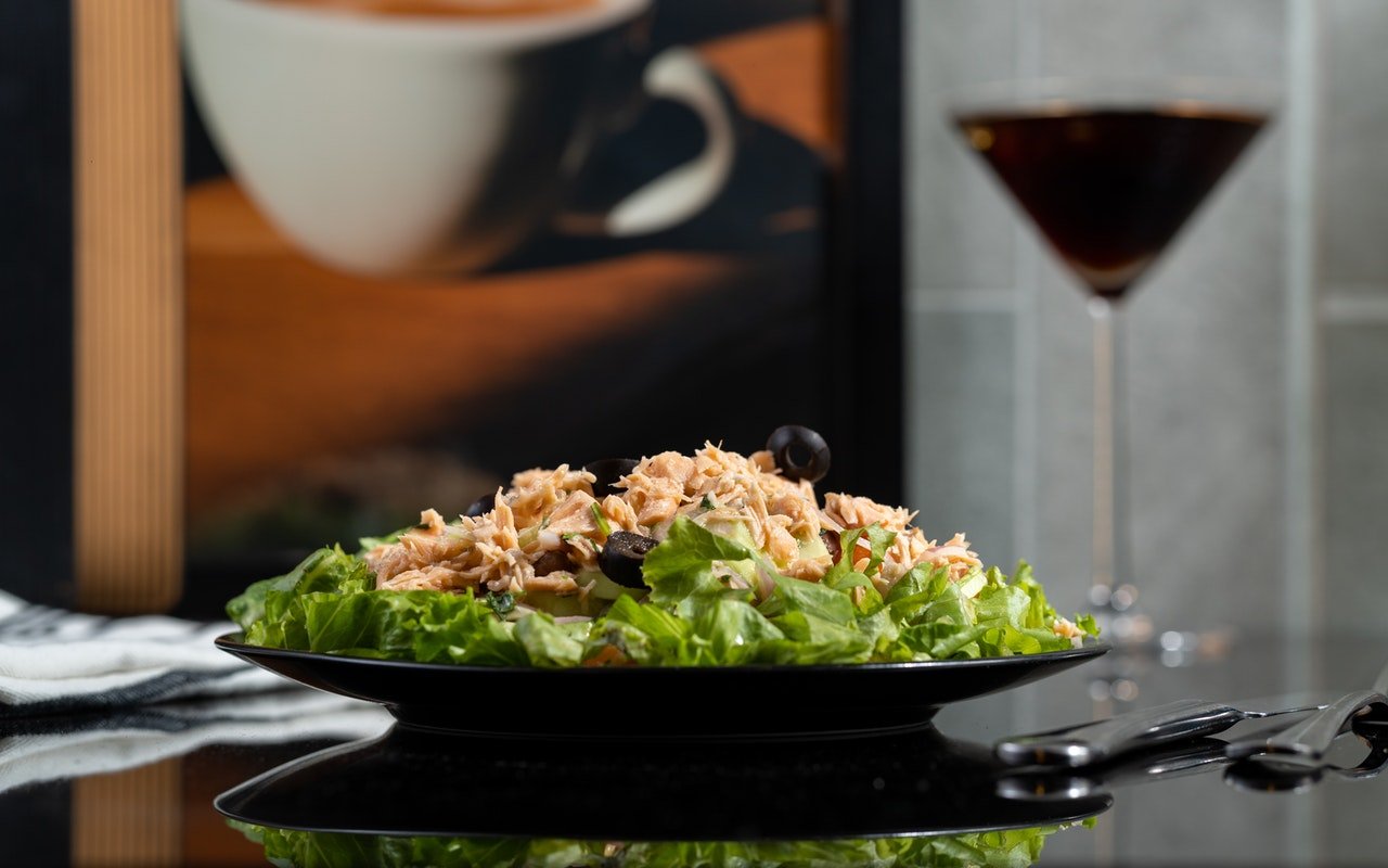 Salada de atum em cima da mesa com azeitonas e alface