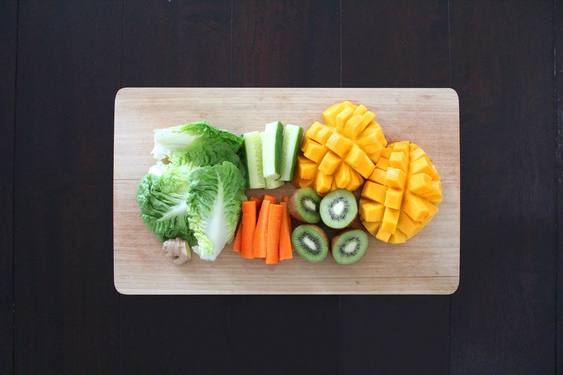 Tábua com frutas e verduras