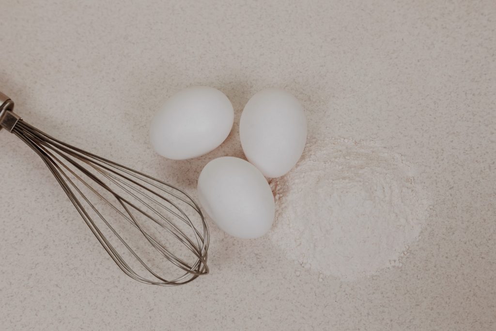 Fuê, ovos e farinha, comumente necessários para o confeitaria