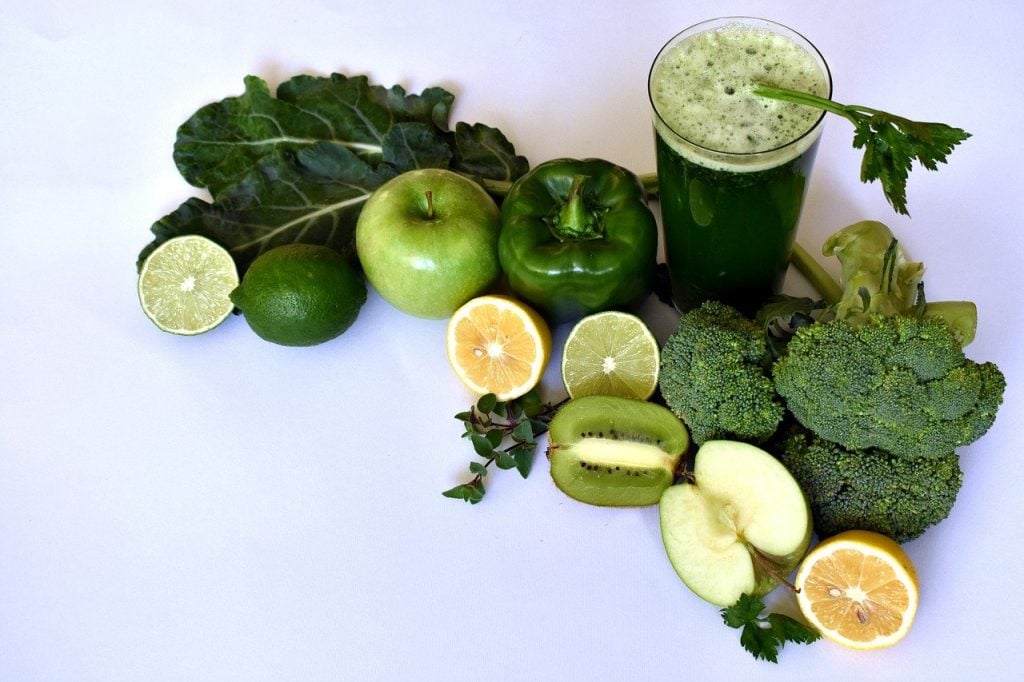 chá verde, verduras e frutas