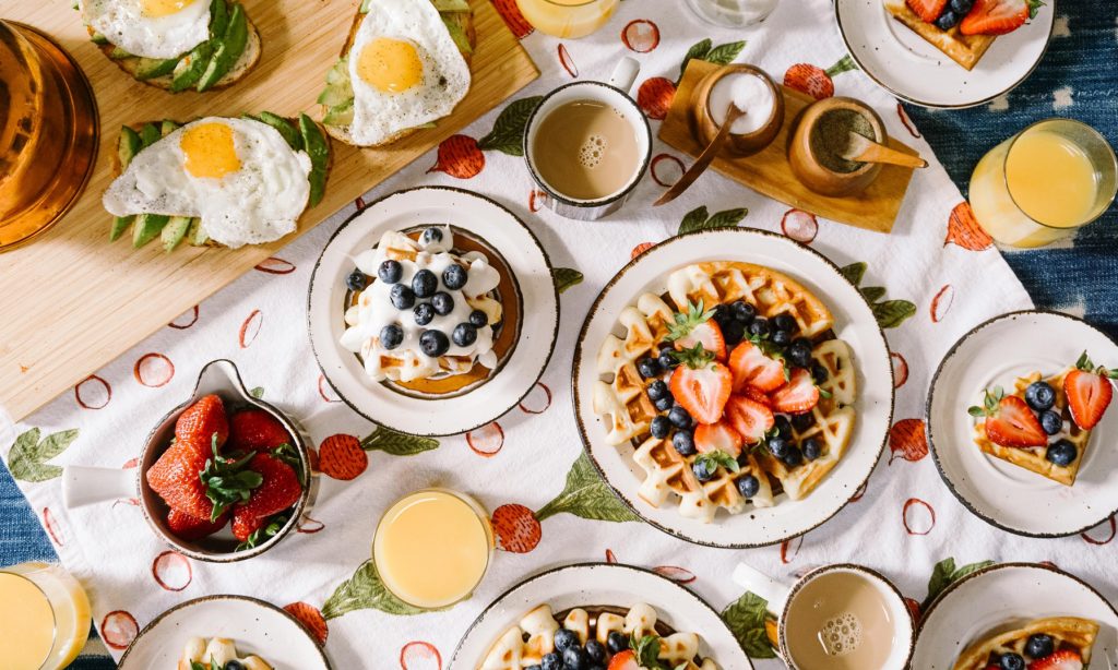 Café da manhã balanceado, com frutas como morango, waffles, ovos, bebida... Angela Xavier ensina as combinações alimentares ideias