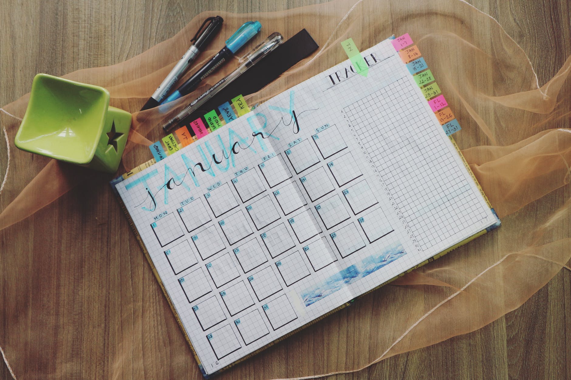 Calendário de janeiro colorido e canetas