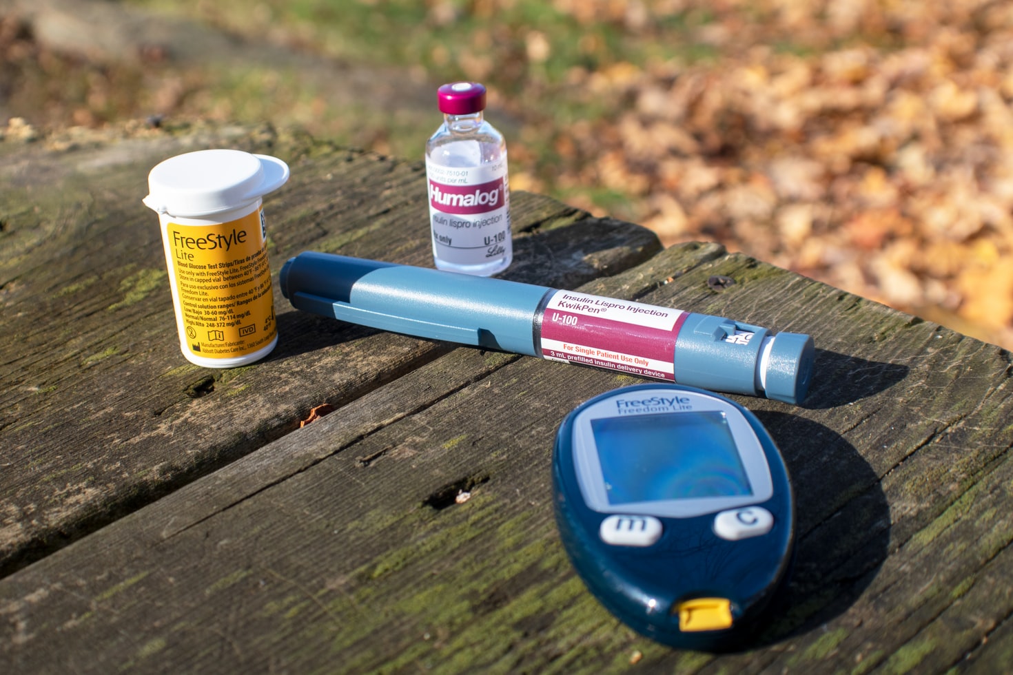 Medidor de glicose e remédio em mesa ao ar livre