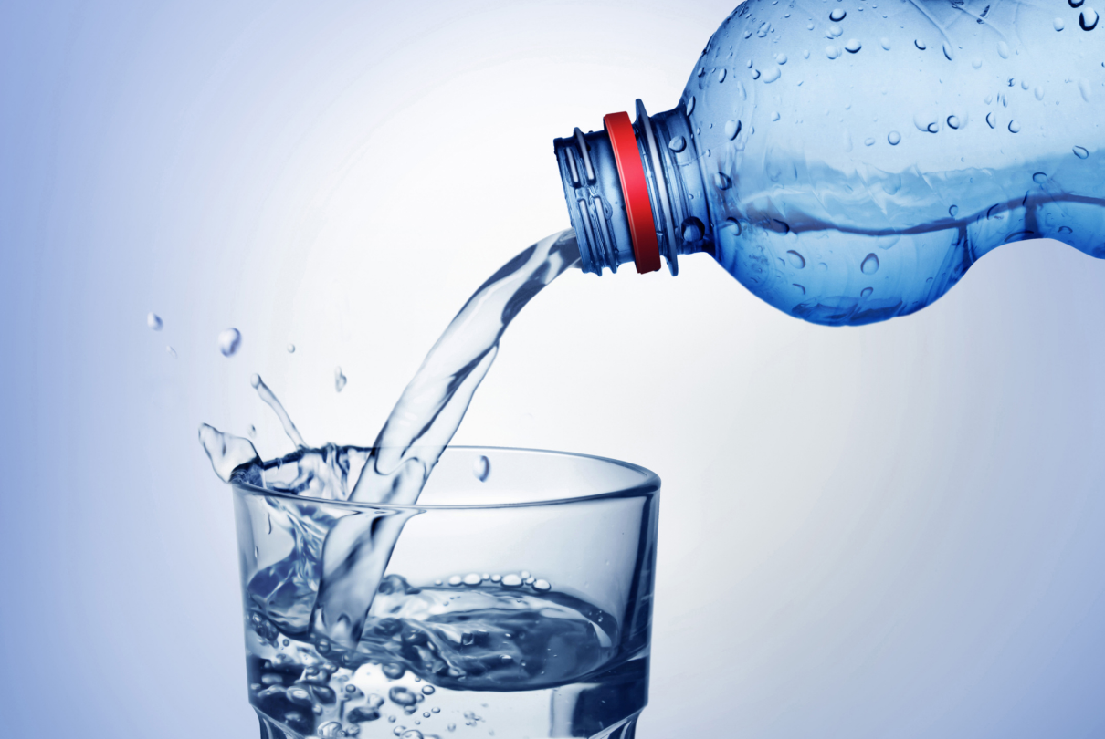 Água com gás da garrafa para o copo
