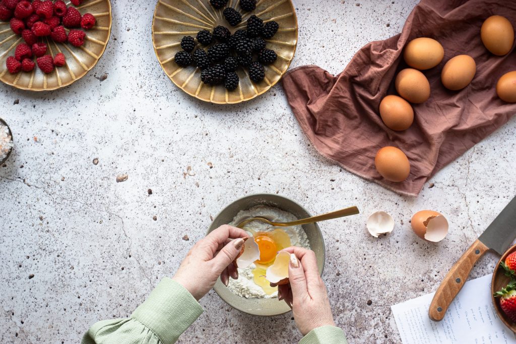 Frutas, anotações e ovos. O Curso Domine sua Cozinha ensina técnicas de preparo de ovos