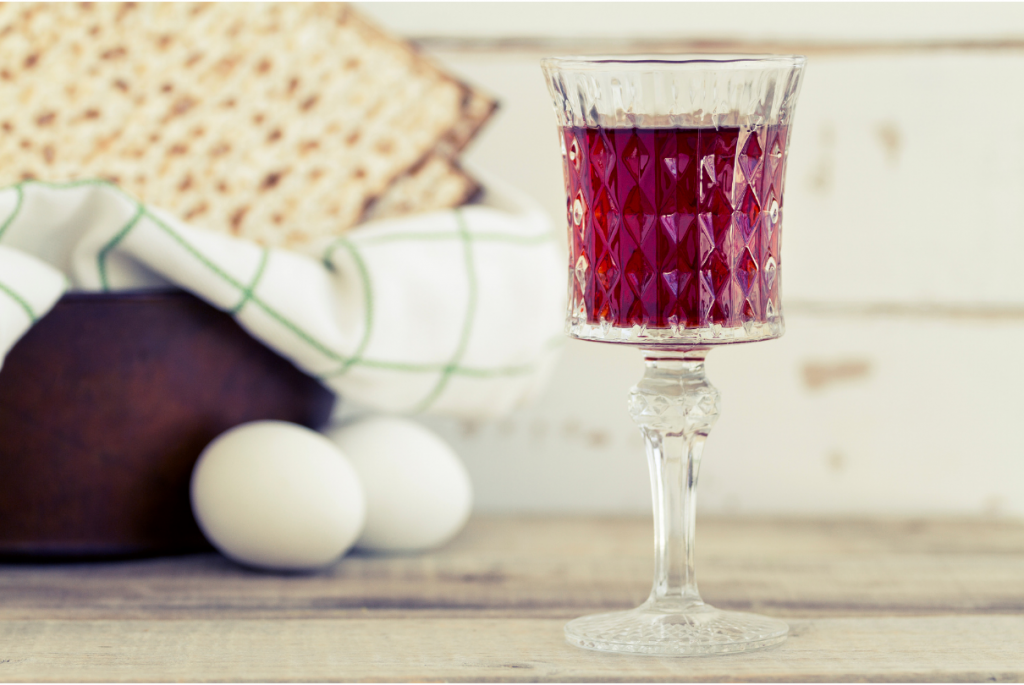 Taça de vinho, ovos e pães kosher