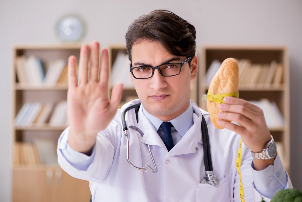 Médico segurando pão fazendo sinal de pare