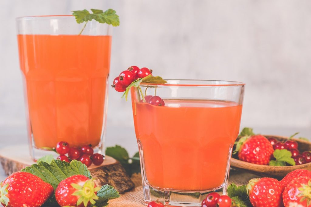 dois copos com suco de frutas vermelhas para reduzir os riscos do colesterol alto