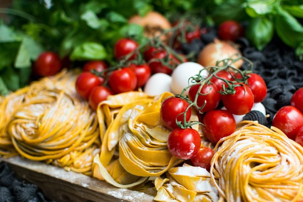Tomates, massa de macarrão com farinha, folhas verdes, ovos, alho. Alimentos clássicos utilizados no Curso Culinária Italiana Completa Escola Sal a gosto