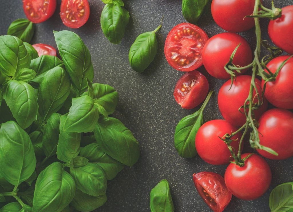 Tomates e manjericão, ingredientes clássicos utilizados no Curso Culinária Italiana Completa Escola Sal a gosto