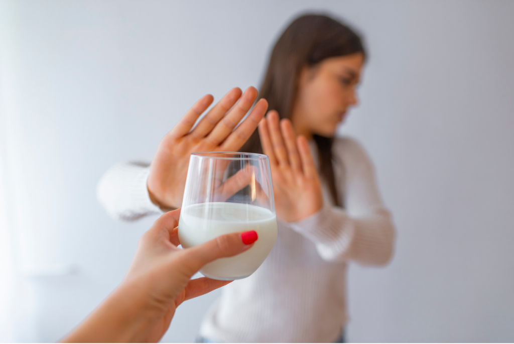 Mulher rejeitando copo de leite