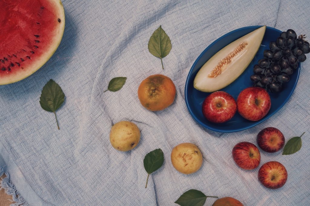 mesa com frutas: mamao melao uva