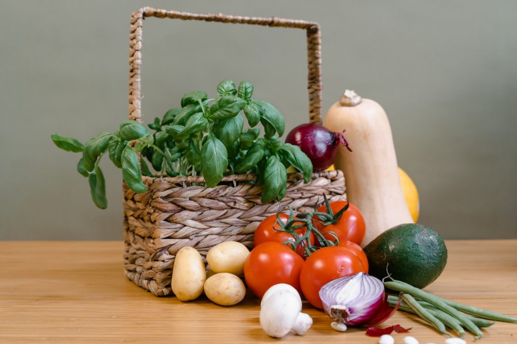 foto de mesa com cebola roxa, tomate, batatas, abacate e outros alimentos