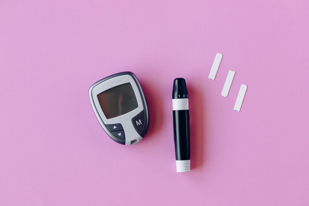 Aparelho medidor de glicose. O aplicativo Glic pode ser usado para registrar e acompanhar os níveis de glicose