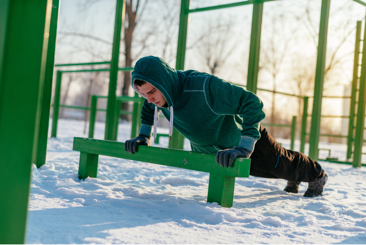 Homem se exercitando no frio