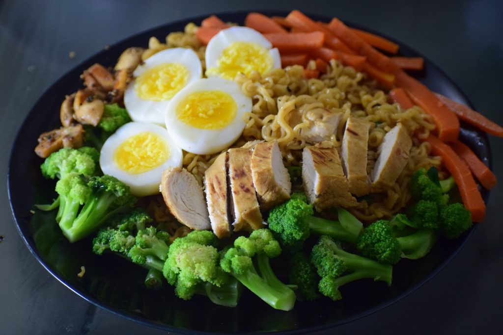 prato com alimentos ricos em proteína: ovos e frango, além de vegetais