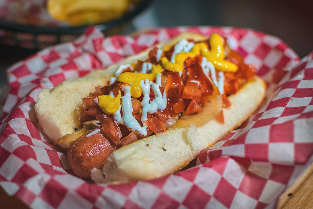 Hot dog com ketchup, mostarda e outros ingredientes que podem ser incluídos na receita