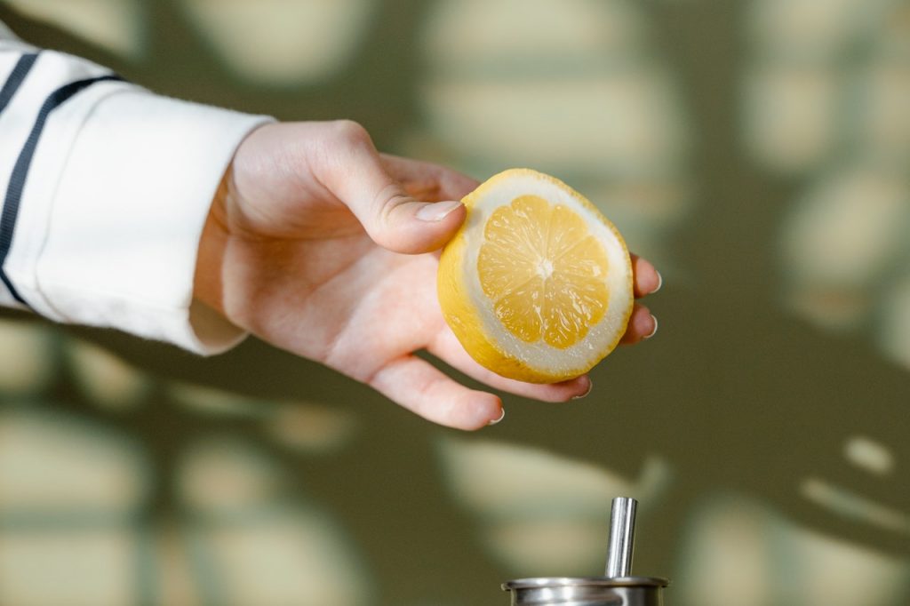 Imagem com um limão cortando ao meio para demonstrar como emagrecer com limão