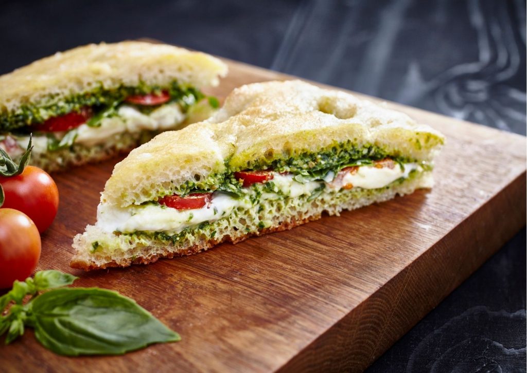 sanduíche natural com alface, tomate e mais recheio, uma das opções de lanches rápidos