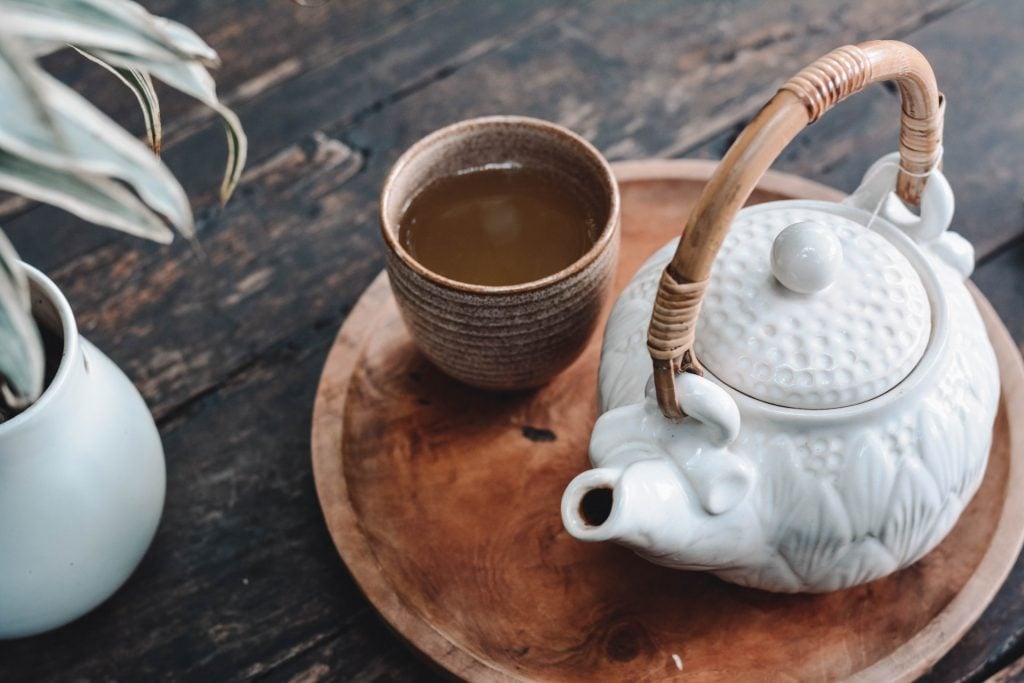 Vaso de plantas, bule e chá para melhorar imunidade