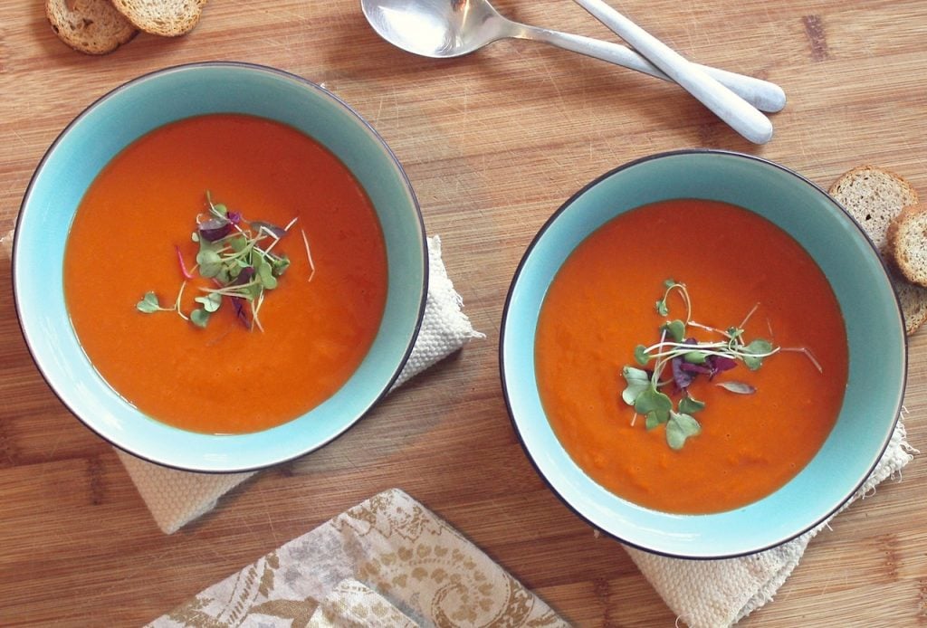 imagem com a melhor sopa detox para emagrecer com uma cor bem laranja