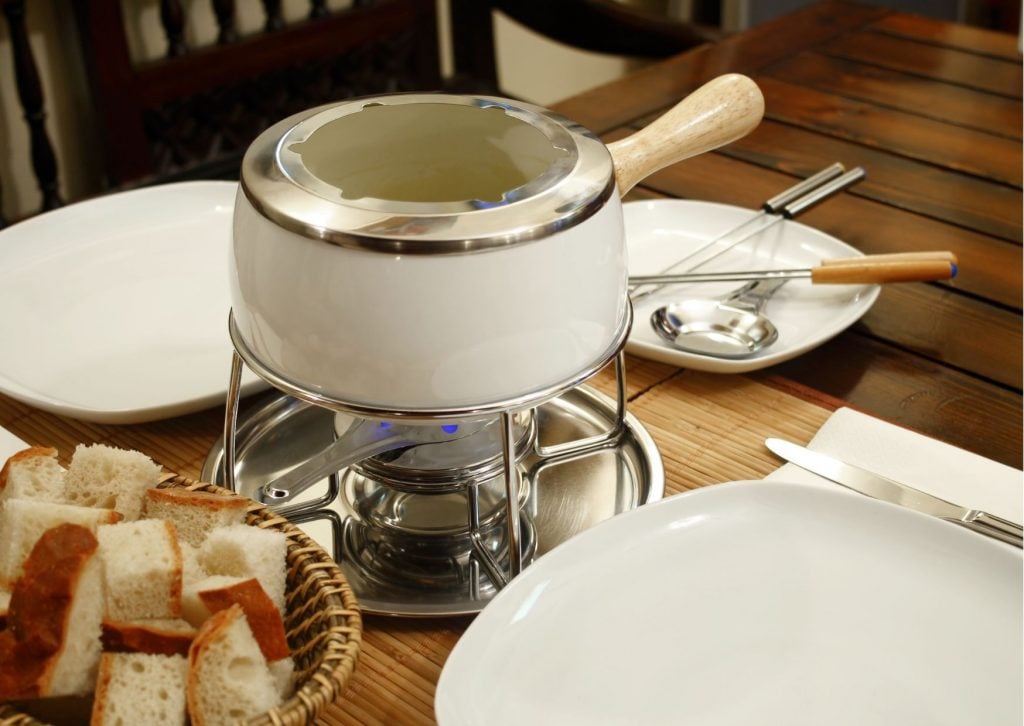 Imagem com receitas de fondue salgado com várias opções de acompanhamento