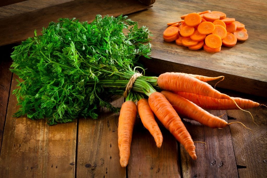 imagem com cenouras in natura para o preparo da receita de cenouras salteadas