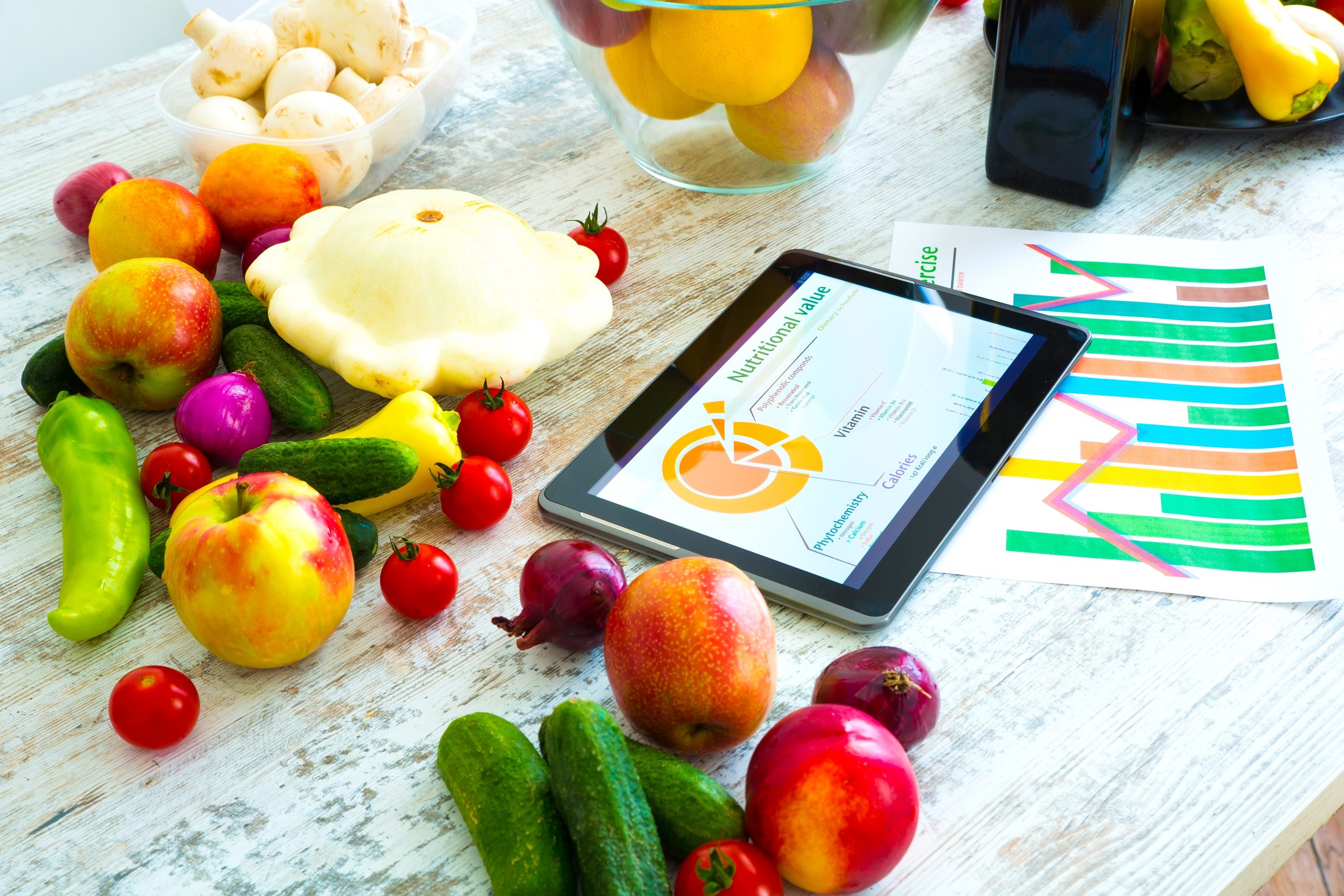 Alimentos orgânicos e um Tablet PC mostrando informações sobre nutrição saudável
