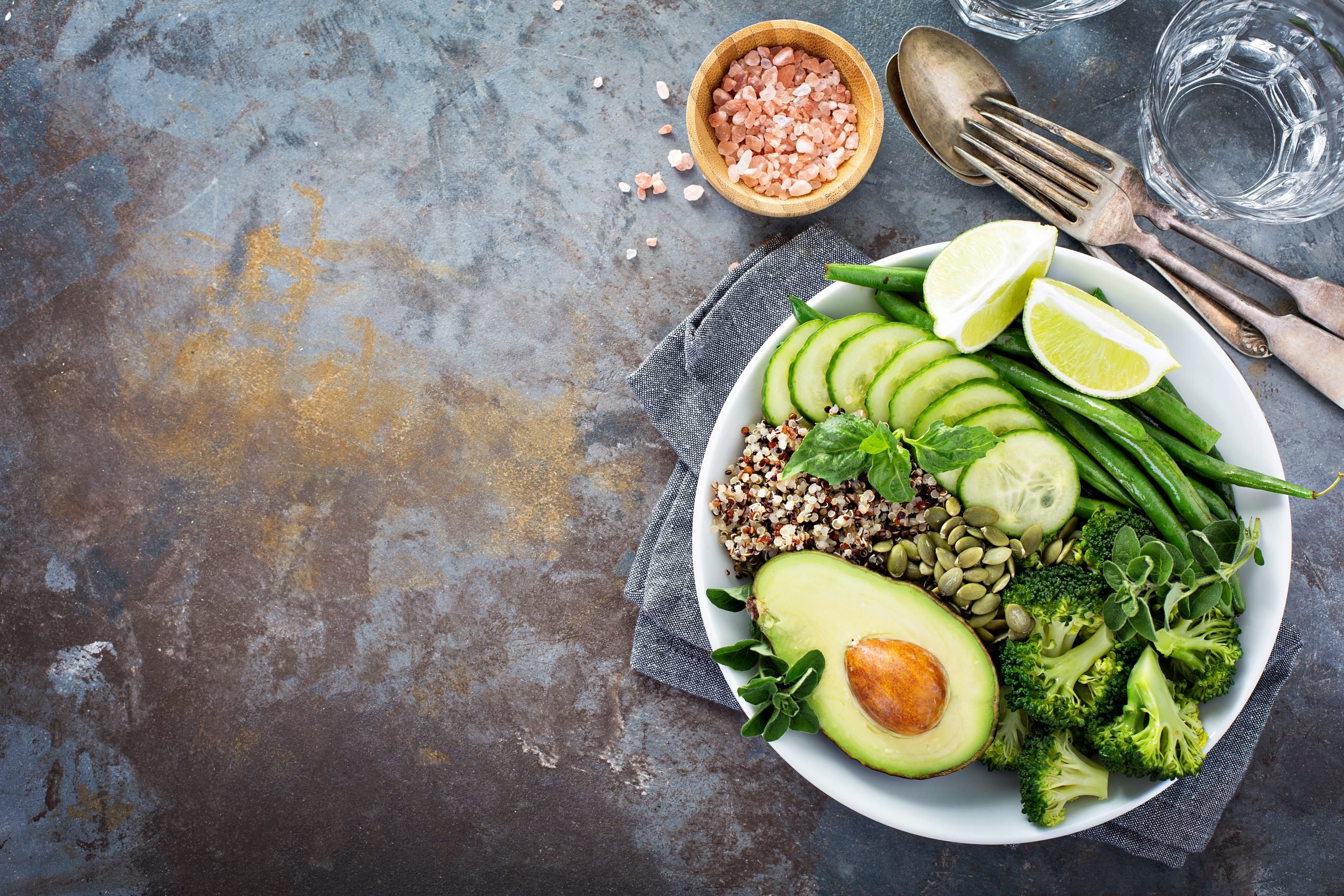 Almoço vegetariano verde com quinoa, feijão verde, brócolis e abacate
