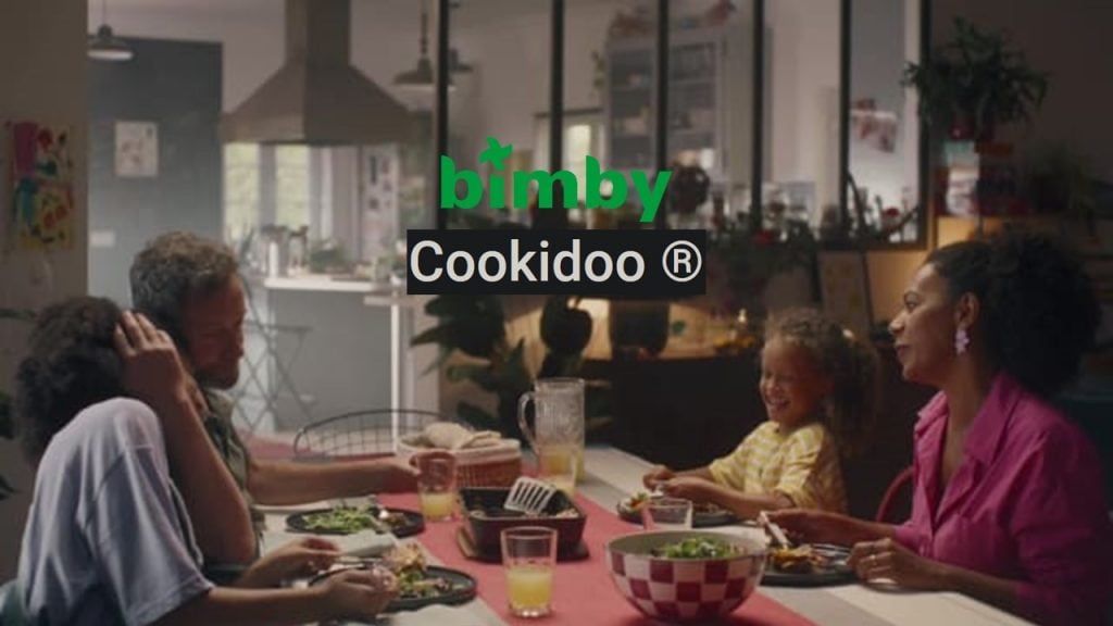 Família jantando com logo do app