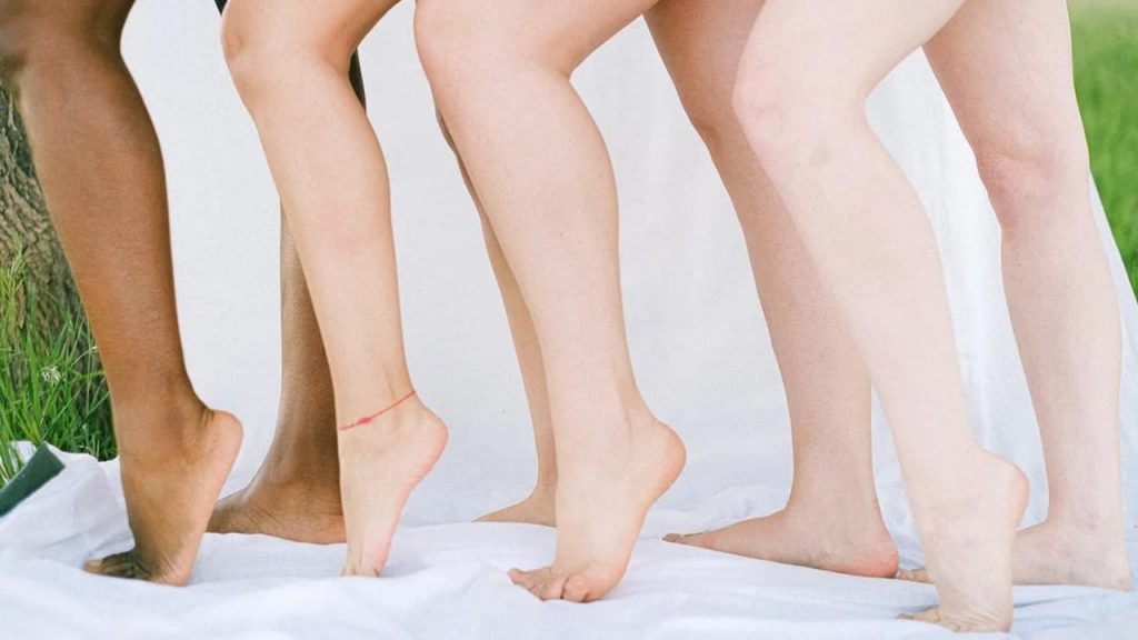 Mulheres posando mostrando as pernas