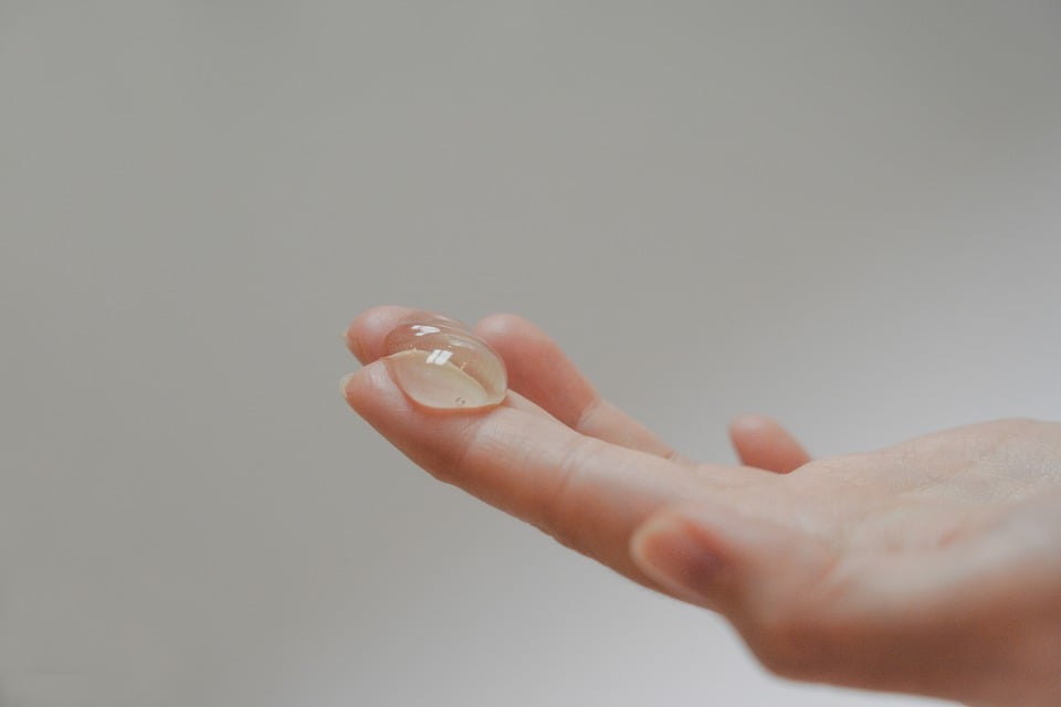 Gota de gel cosmético na mão