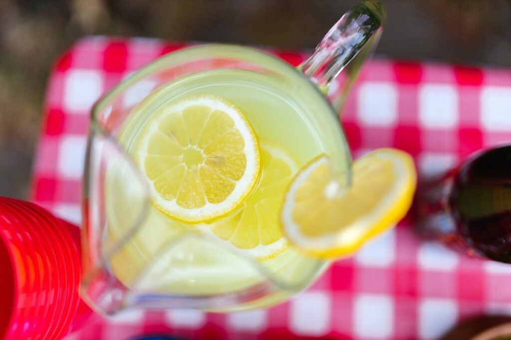 jarra de suco de limão com fatias da fruta dentro