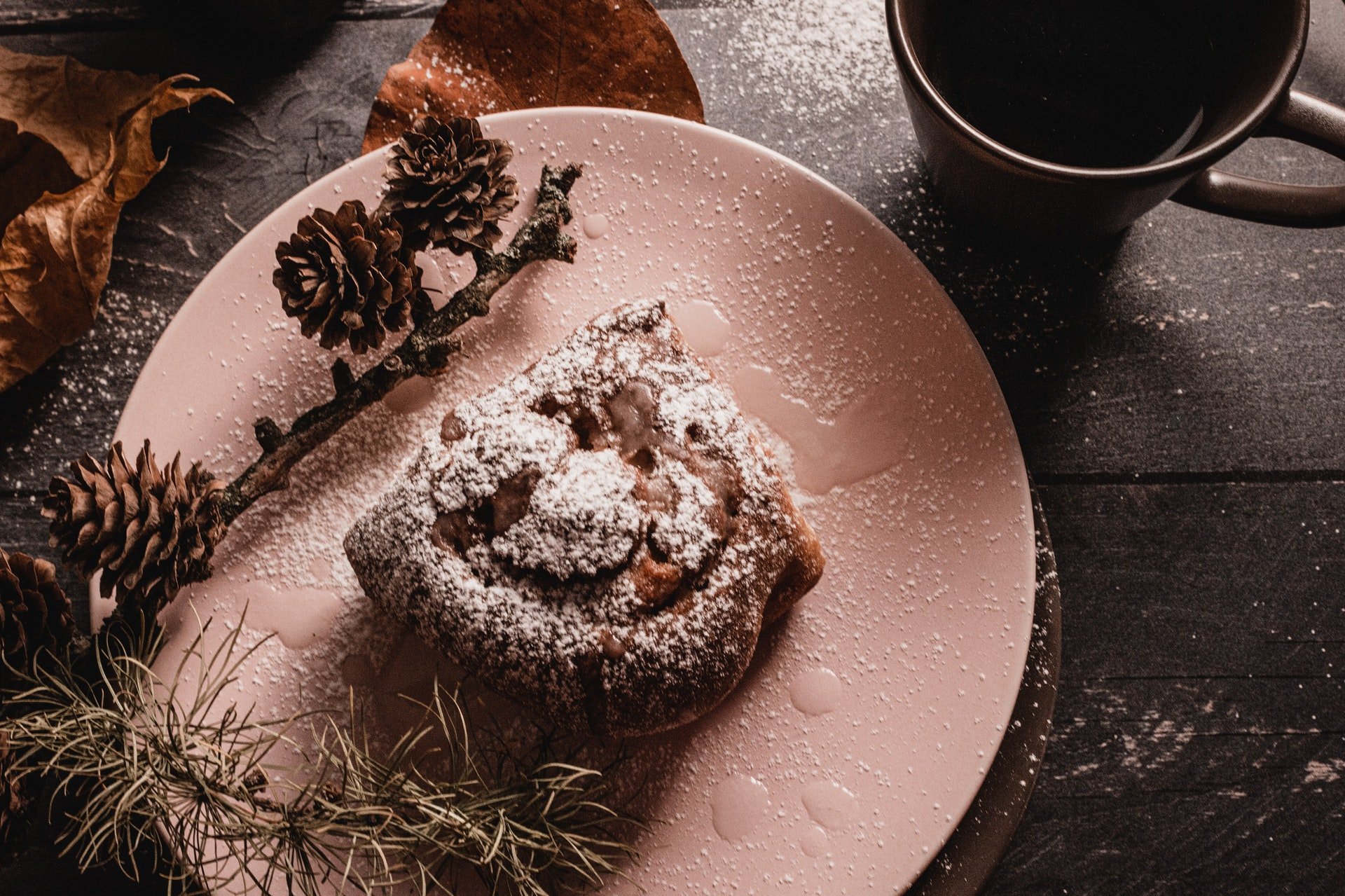 Bolo de chocolate no prato polvilhado de açúcar