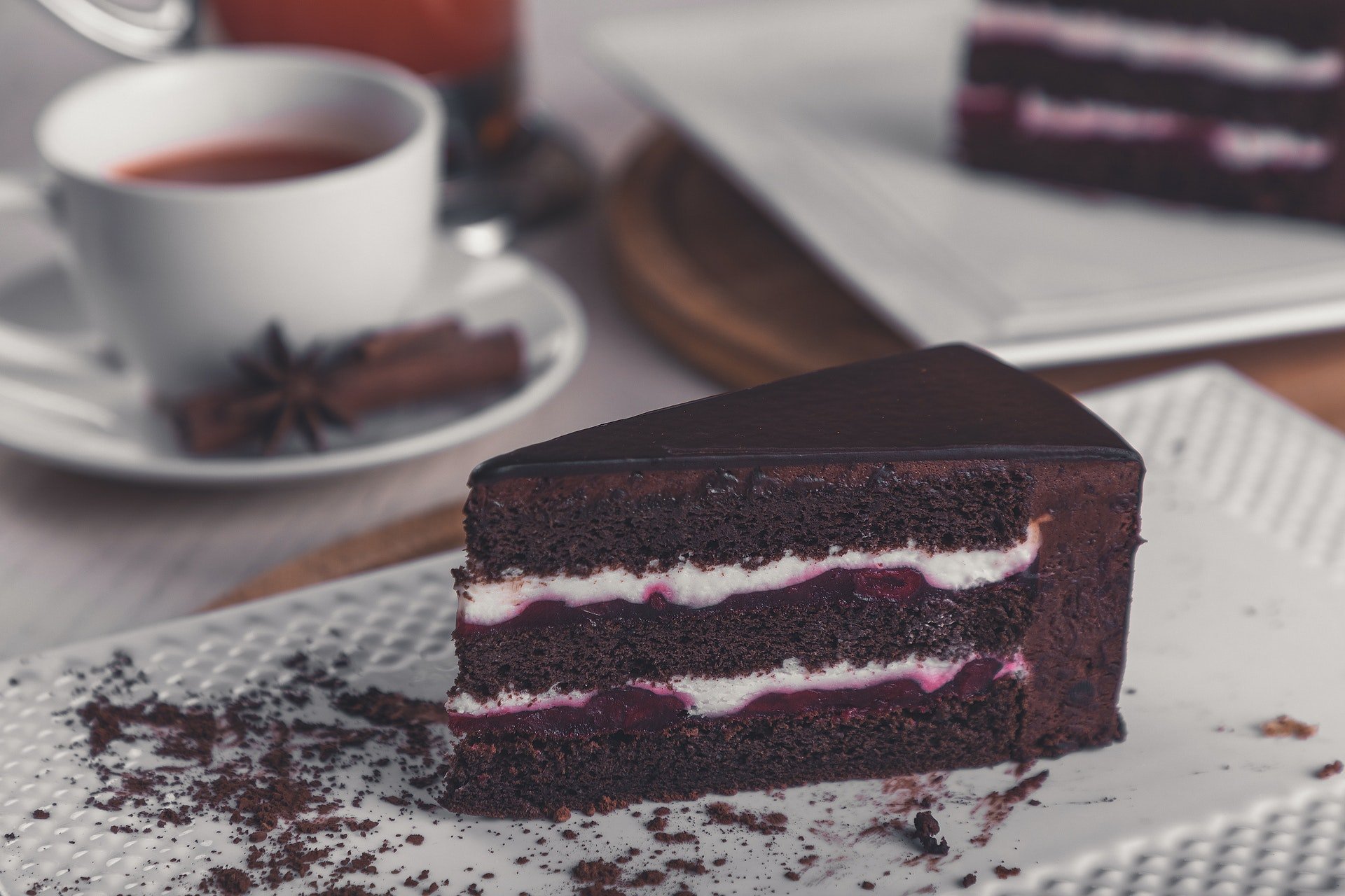 Fatia de bolo de chocolate com recheio branco