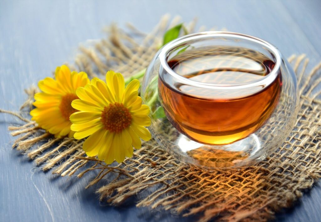 xícara de chá com flor amarela