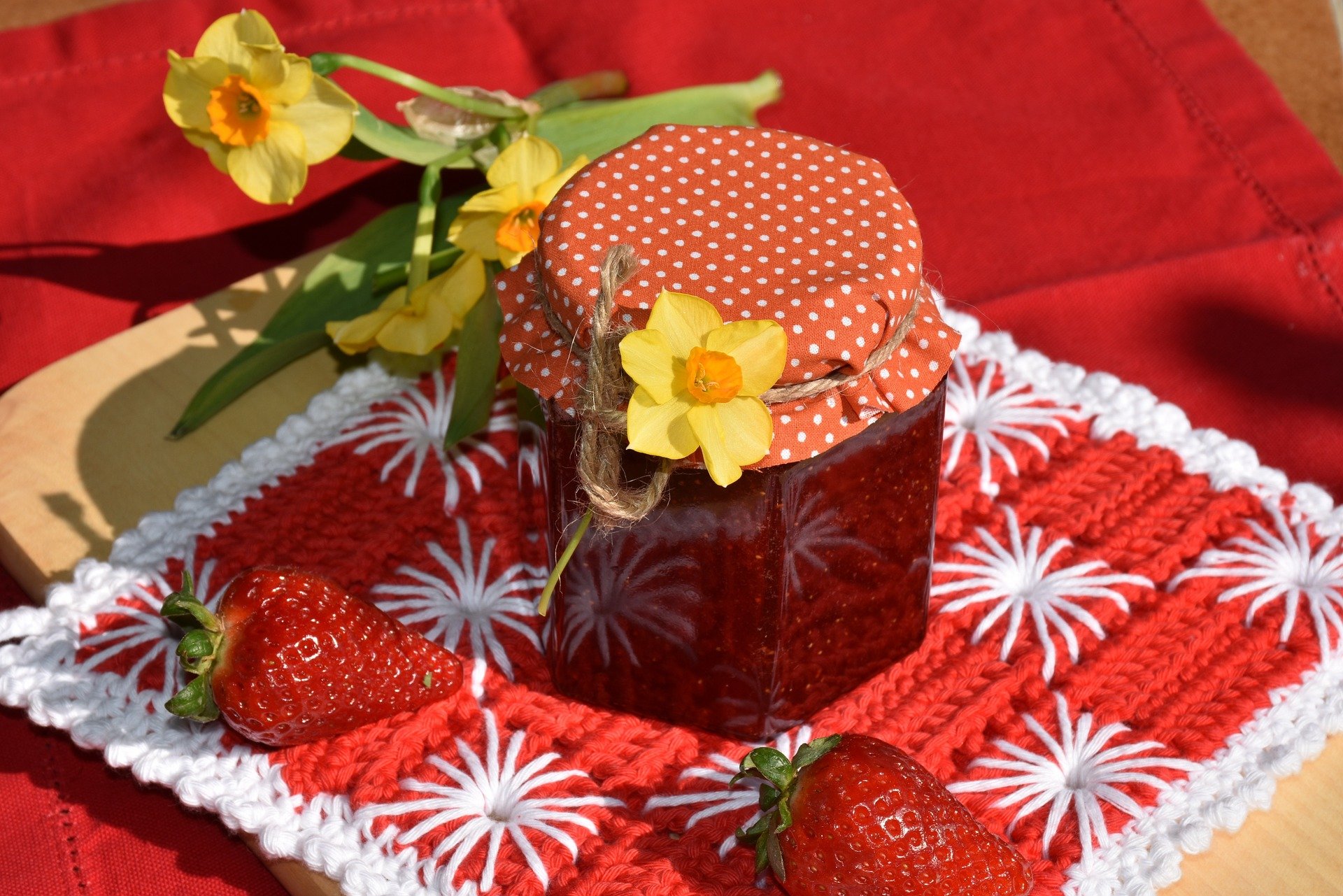 pote de compota de morango com tecido e flor