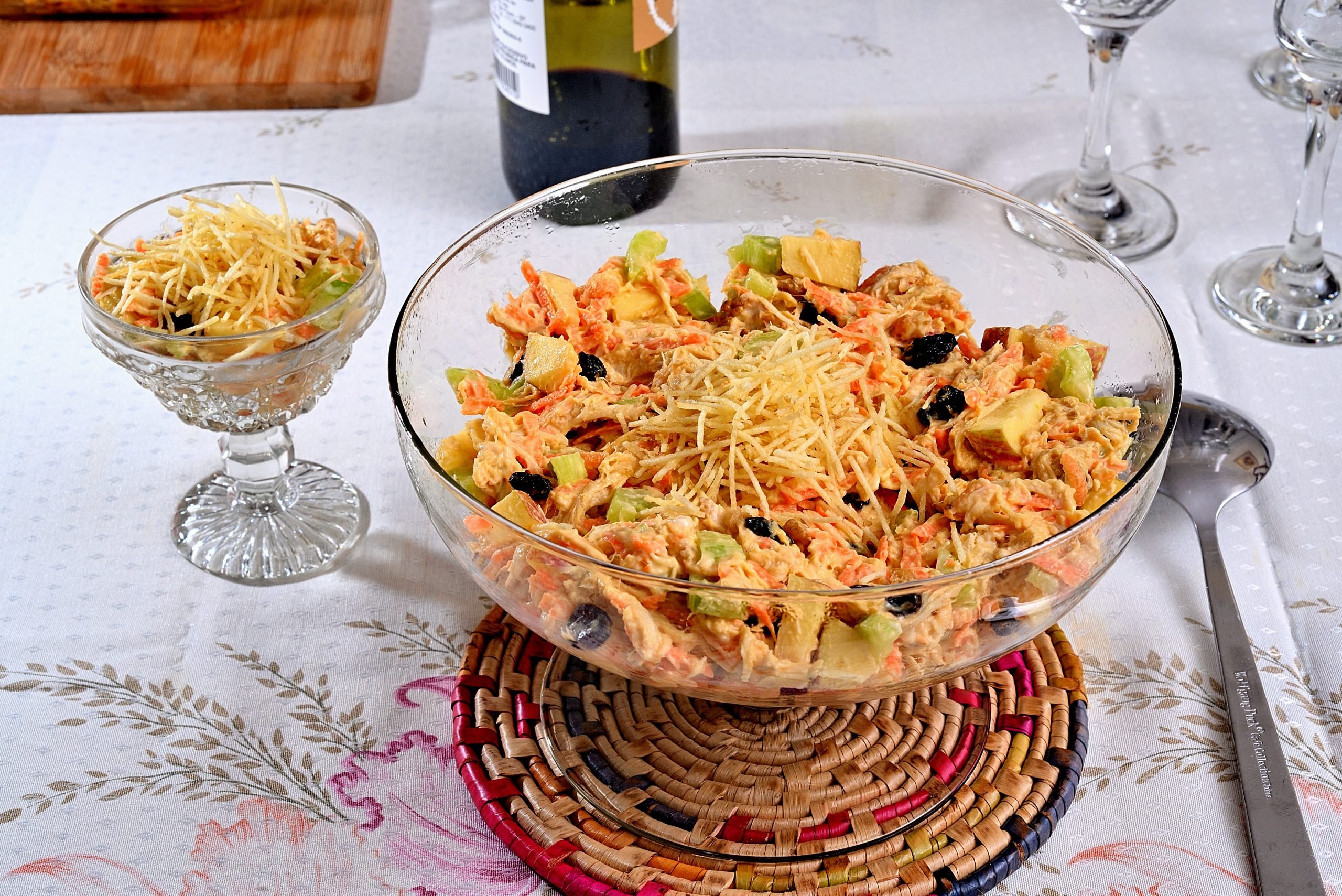 Salpicão de frango com cenoura, uva-passa, maçã, salsão