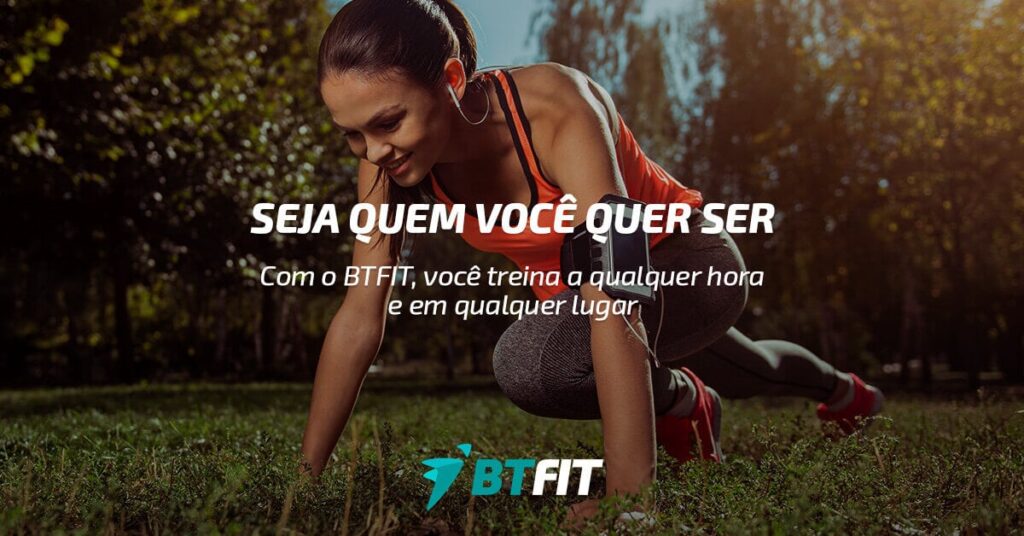 Logo BTFIT fundo com pessoa se exercitando ao ar livre