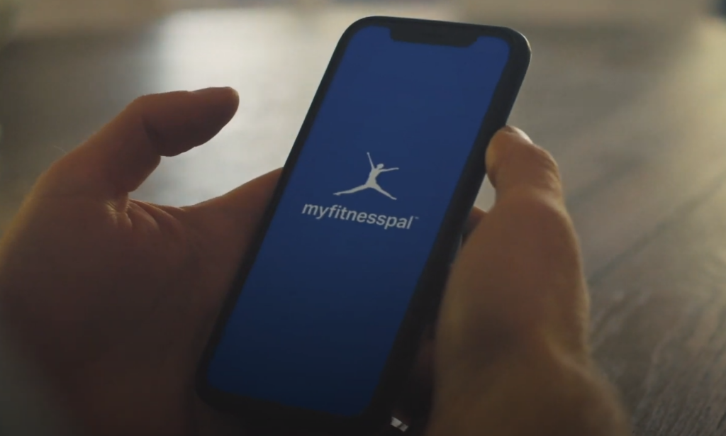 Pessoa segurando celular com App MyFitnessPal