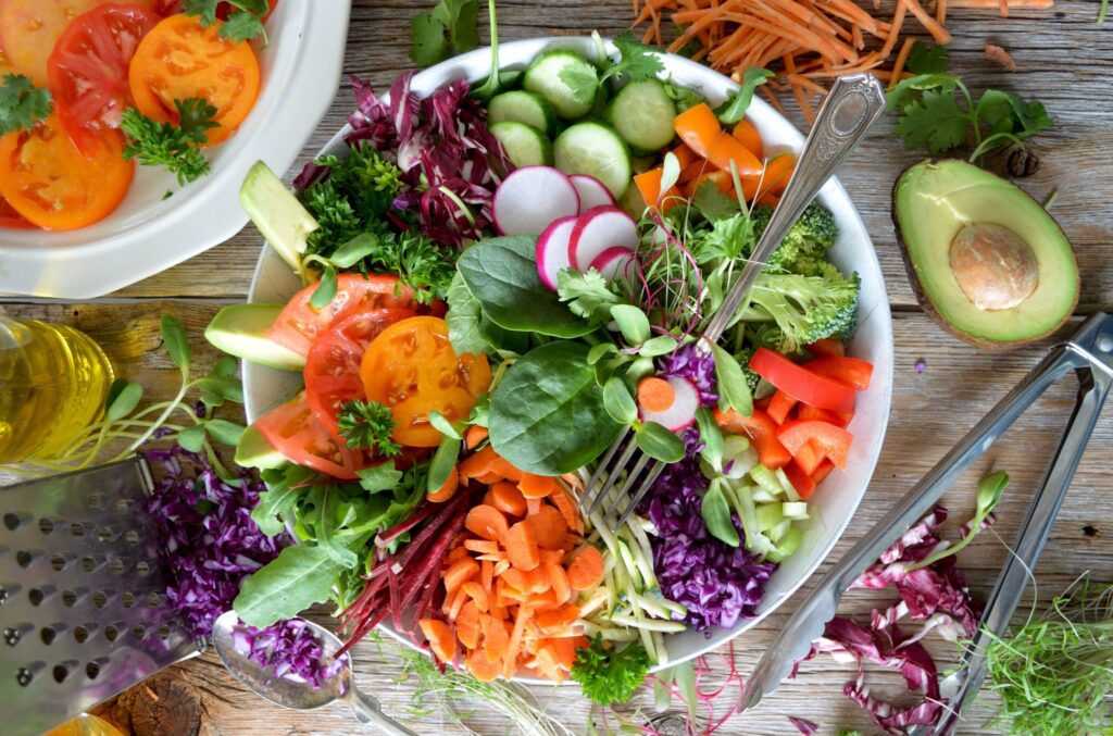Prato de salada com diversas verduras e legumes