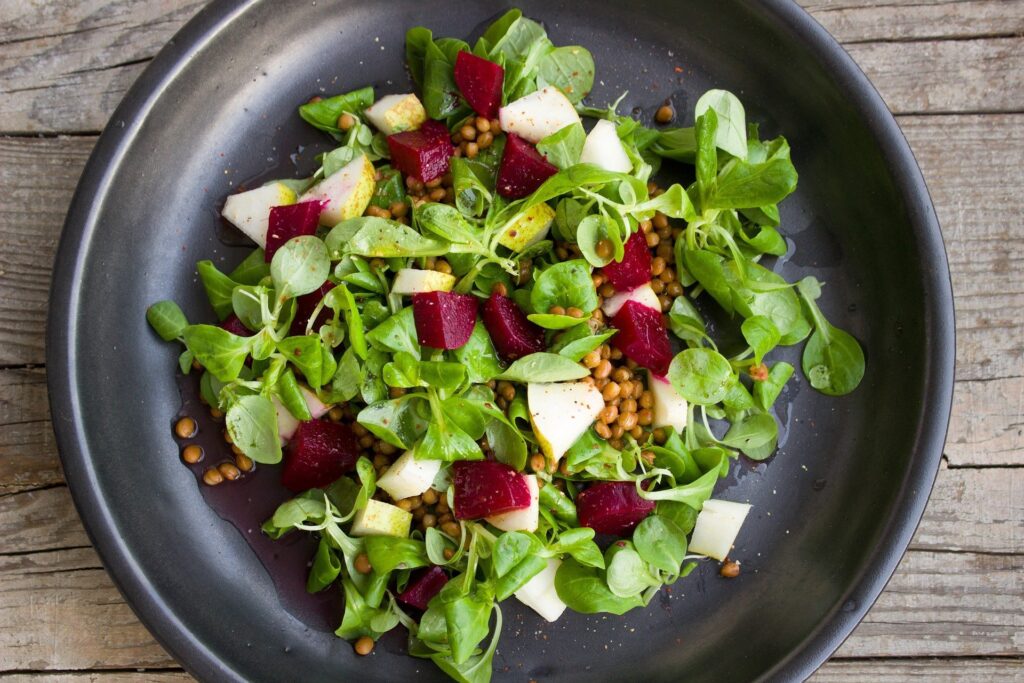 Salada de folhas verdes com beterraba e grãos