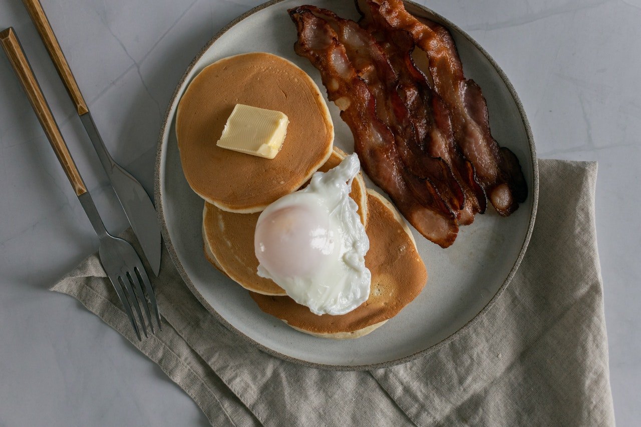 Panquecas com manteiga, ovo e bacon