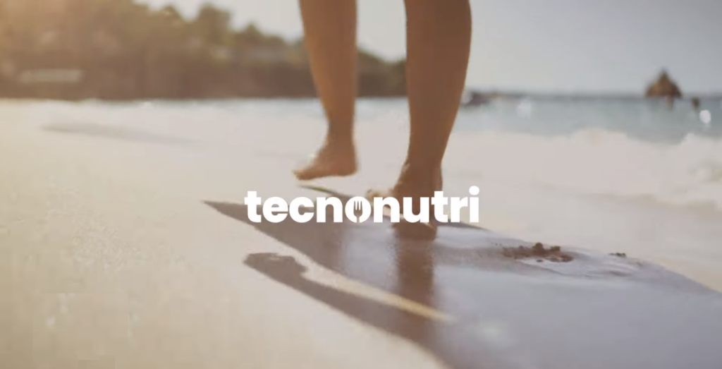 Logo Tecnonutri fundo de pessoa na praia