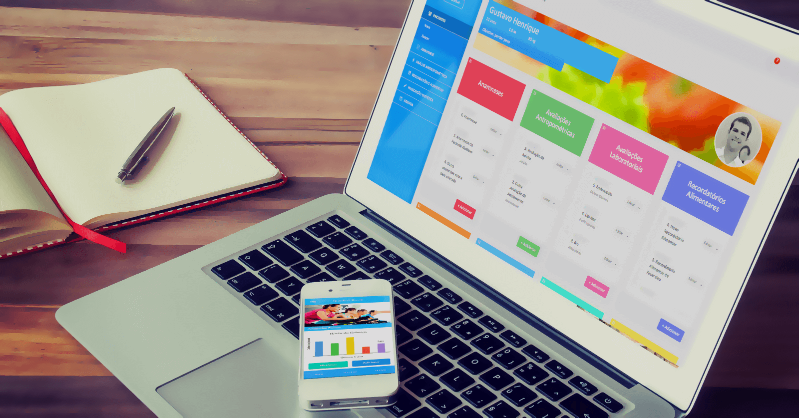 Notebook e smartphone logados no aplicativo Dieta e Emagrecer Rápido