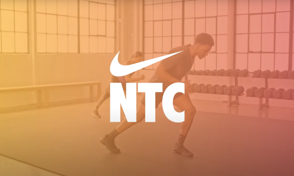 Duas pessoas se exercitando em academia com logo aplicativo Nike Training Club