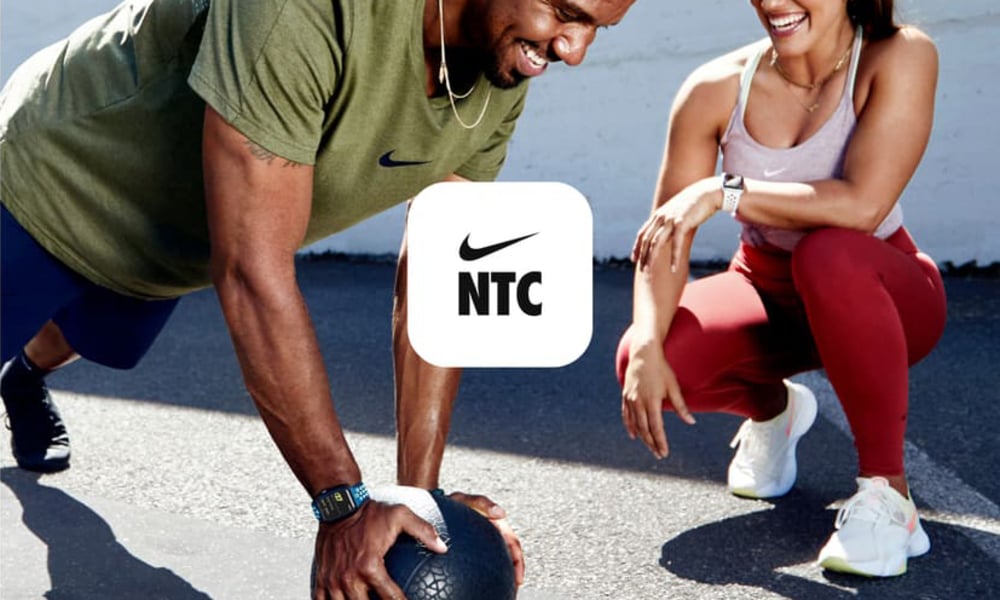 Duas pessoas se exercitando ao ar livre com logo aplicativo Nike Training Club