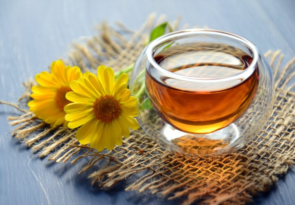 Xícara de chá com flores amarelas